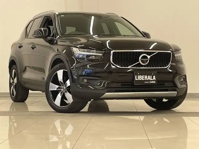 ボルボ ＸＣ４０ B4 モメンタム 岡山県 2021(令3)年 1.9万km オニキスブラックP クライメートＰＫＧ/・ステアリングヒーター/・Ｄ／Ｎシートヒーター/インテリジェントセーフティー/・アダプティブクルーズコントロール/・ＣＩｔｙＳａｆｅｔｙ/・ＢＬＩＳ/・レーンキーピングエイド/・クロストラフィックアラート/・アダプティブペンディングＬＥＤライト/・オートハイビーム/19インチＡＷ/パワーテールゲート/純正ＳＥＮＳＵＳナビ/・全周囲カメラ/・フルセグＴＶ/・ＡｐｐｌｅＣａｒＰｌａｙ/・アンドロイドオート