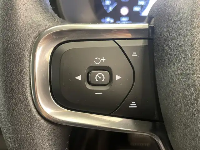 ボルボ ＸＣ４０ B4 モメンタム 岡山県 2021(令3)年 1.9万km オニキスブラックP クライメートＰＫＧ/・ステアリングヒーター/・Ｄ／Ｎシートヒーター/インテリジェントセーフティー/・アダプティブクルーズコントロール/・ＣＩｔｙＳａｆｅｔｙ/・ＢＬＩＳ/・レーンキーピングエイド/・クロストラフィックアラート/・アダプティブペンディングＬＥＤライト/・オートハイビーム/19インチＡＷ/パワーテールゲート/純正ＳＥＮＳＵＳナビ/・全周囲カメラ/・フルセグＴＶ/・ＡｐｐｌｅＣａｒＰｌａｙ/・アンドロイドオート