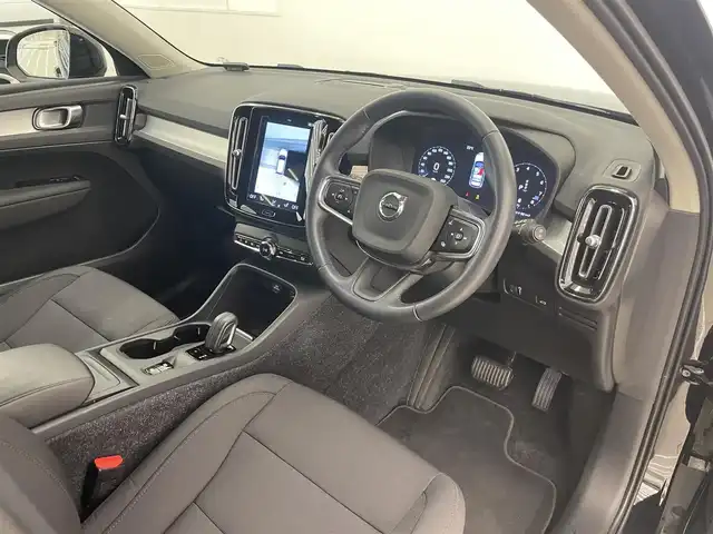 ボルボ ＸＣ４０ B4 モメンタム 岡山県 2021(令3)年 1.9万km オニキスブラックP クライメートＰＫＧ/・ステアリングヒーター/・Ｄ／Ｎシートヒーター/インテリジェントセーフティー/・アダプティブクルーズコントロール/・ＣＩｔｙＳａｆｅｔｙ/・ＢＬＩＳ/・レーンキーピングエイド/・クロストラフィックアラート/・アダプティブペンディングＬＥＤライト/・オートハイビーム/19インチＡＷ/パワーテールゲート/純正ＳＥＮＳＵＳナビ/・全周囲カメラ/・フルセグＴＶ/・ＡｐｐｌｅＣａｒＰｌａｙ/・アンドロイドオート