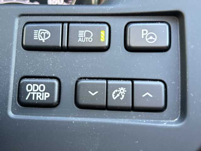 トヨタ クラウン アスリート G 広島県 2015(平27)年 7.3万km ブラック 禁煙車/ムーンルーフ/アドバンストパッケージ/・プリクラッシュセーフティ/・レーダークルーズコントロール/・インテリジェントクリアランスソナー/・バックソナー/ブラインドスポットモニター(BSM)/本革シート/前席パワーシート(運転席メモリー付)/前席シートベンチレーション/全席シートヒーター/電動リアサンシェード/LEDヘッドランプ/T-Connect SDナビゲーション/クラウン・スーパーライブサウンド(12スピーカー)/バックガイドモニター/スマートエントリー＆スタートシステム/ビルトインETC/純正18インチアルミホイール(スパッタリング塗装)