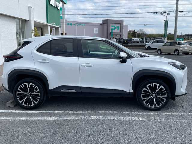 トヨタ ヤリスクロス ハイブリッド Z 千葉県 2025(令7)年 2.5万km プラチナホワイトパールマイカ ナビ　全方位カメラ　フルセグ　シートヒーター　タイプC　HDMI　レーダークルーズ　ステアヒーター　AHB　ビルトインETC　ドラレコ　パワーシート　BSM　LEDライト　オートライト　前後センサー