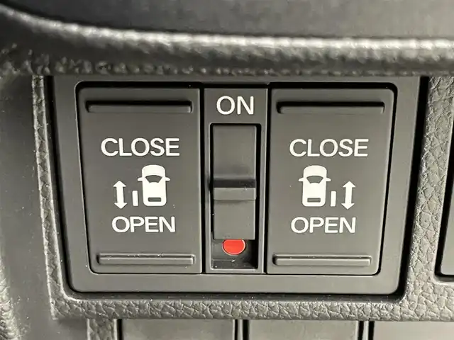 ホンダ ステップワゴン スパーダ eHEV 福岡県 2023(令5)年 3万km プラチナホワイトパール ワンオーナー　/純正１１．４型ナビ/フルセグTV　/バックカメラ　/ホンダセンシング　/レーダークルーズコントロール　/コーナーセンサー　/衝突被害軽減ブレーキ　/レーンキープ　/アクセル踏み間違い防止　/ブラインドスポットモニター/パドルシフト　/両側電動スライドドア　/ハーフレザーシート　/シートヒーター　/パワーバックドア　/ＬＥＤヘッドライト　/純正１６インチアルミホイール　/純正ＡＷ付き冬タイヤ４本積込み