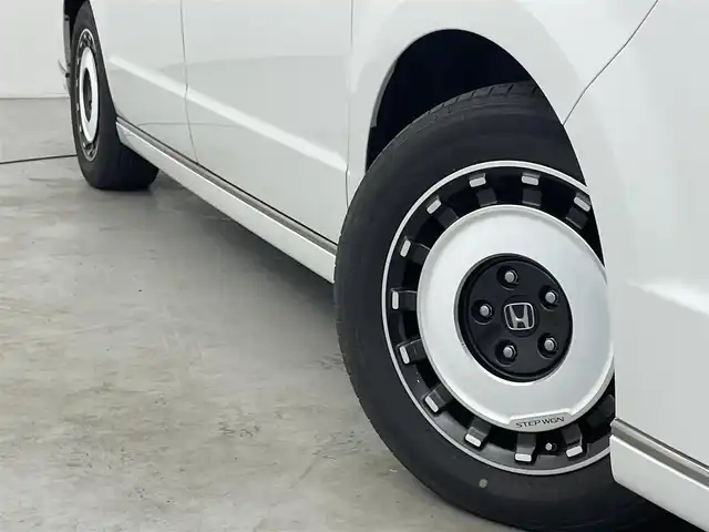 ホンダ ステップワゴン スパーダ eHEV 福岡県 2023(令5)年 3万km プラチナホワイトパール ワンオーナー　/純正１１．４型ナビ/フルセグTV　/バックカメラ　/ホンダセンシング　/レーダークルーズコントロール　/コーナーセンサー　/衝突被害軽減ブレーキ　/レーンキープ　/アクセル踏み間違い防止　/ブラインドスポットモニター/パドルシフト　/両側電動スライドドア　/ハーフレザーシート　/シートヒーター　/パワーバックドア　/ＬＥＤヘッドライト　/純正１６インチアルミホイール　/純正ＡＷ付き冬タイヤ４本積込み