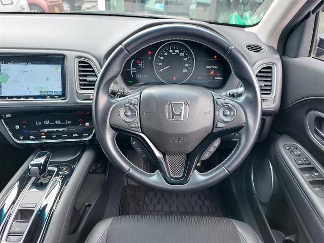 ホンダ ヴェゼル ハイブリッド Z ホンダセンシング 東京都 2018(平30)年 4.9万km プラチナホワイトパール Honda SENSING/・衝突軽減ブレーキ/・車線維持支援システム/・アダプティブクルーズコントロール/パドルシフト/純正８インチメモリーナビ（VXM-187VFEi）/フルセグTV/バックカメラ/ETC/ドライブレコーダー (DRX-GFR01)/ハーフレザーシート/シートヒーター/純正フロアマット/LEDヘッドライト/オートライト/電動コーナーポール/17インチ純正アルミホイール