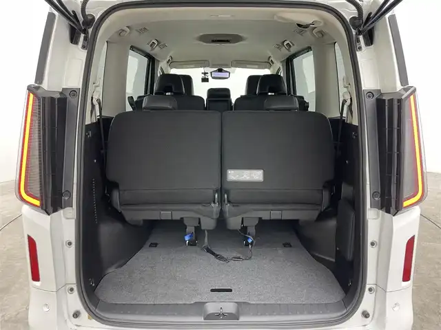 日産 セレナ ハイウェイスター V 岡山県 2023(令5)年 3万km プリズムホワイト ９インチナビ/【CD/DVD/BT/フルセグ】/型番:MDV-M907HDL/両側パワースライドドア/プロパイロット/アラウンドビューモニター/デジタルインナーミラー/ドライブレコーダー/衝突軽減ブレーキ/ＬＥＤヘッドライト/ETC/オートブレーキホールド/パドルシフト/オートハイビーム/ブラインドスポットモニター/フォグランプ/プッシュスタート/純正16インチアルミホイール