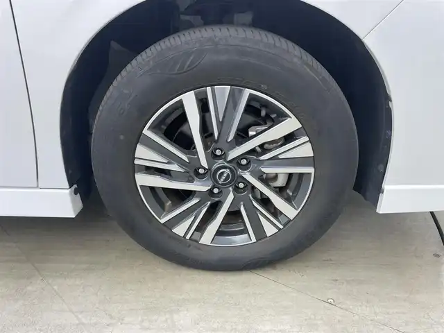 日産 セレナ ハイウェイスター V 岡山県 2023(令5)年 3万km プリズムホワイト ９インチナビ/【CD/DVD/BT/フルセグ】/型番:MDV-M907HDL/両側パワースライドドア/プロパイロット/アラウンドビューモニター/デジタルインナーミラー/ドライブレコーダー/衝突軽減ブレーキ/ＬＥＤヘッドライト/ETC/オートブレーキホールド/パドルシフト/オートハイビーム/ブラインドスポットモニター/フォグランプ/プッシュスタート/純正16インチアルミホイール