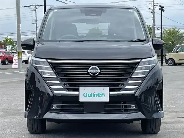 日産 セレナ ハイウェイスター V 道央・札幌 2023(令5)年 0.1万km ダイヤモンドブラック ４WD/純正ディーラーOPナビ/AM/FM/BT/フルセグ/プロパイロット/エマージェンシーブレーキ/横滑り防止装置/レーダークルーズコントロール/レーンキープアシスト/クリアランスソナー/ハンドル支援/アラウンドビューモニター/ビルトインETC2.0/デジタルインナーミラー/アイドリングストップ/ECOMODE/両側パワースライドドア/前席/2列目シートヒーター/防水シート/革巻きステアリング/ステアリングリモコン/パドルシフト/ハンドルヒーター/置くだけ充電/電動パーキング/オートブレーキホールド/スマートキー/LEDヘッドライト/オートライト/オートハイビーム/フォグランプ/電動格納ミラー/ウィンカーミラー/純正フロアマット