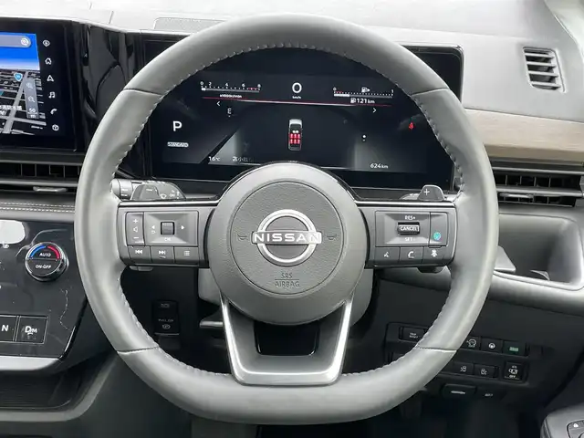 日産 セレナ ハイウェイスター V 道央・札幌 2023(令5)年 0.1万km ダイヤモンドブラック ４WD/純正ディーラーOPナビ/AM/FM/BT/フルセグ/プロパイロット/エマージェンシーブレーキ/横滑り防止装置/レーダークルーズコントロール/レーンキープアシスト/クリアランスソナー/ハンドル支援/アラウンドビューモニター/ビルトインETC2.0/デジタルインナーミラー/アイドリングストップ/ECOMODE/両側パワースライドドア/前席/2列目シートヒーター/防水シート/革巻きステアリング/ステアリングリモコン/パドルシフト/ハンドルヒーター/置くだけ充電/電動パーキング/オートブレーキホールド/スマートキー/LEDヘッドライト/オートライト/オートハイビーム/フォグランプ/電動格納ミラー/ウィンカーミラー/純正フロアマット
