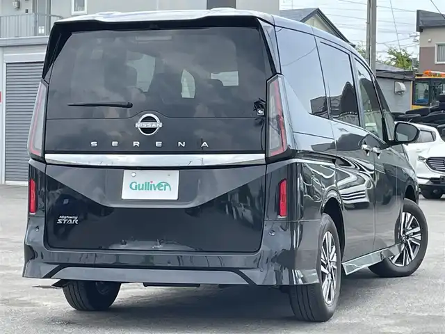 日産 セレナ ハイウェイスター V 道央・札幌 2023(令5)年 0.1万km ダイヤモンドブラック ４WD/純正ディーラーOPナビ/AM/FM/BT/フルセグ/プロパイロット/エマージェンシーブレーキ/横滑り防止装置/レーダークルーズコントロール/レーンキープアシスト/クリアランスソナー/ハンドル支援/アラウンドビューモニター/ビルトインETC2.0/デジタルインナーミラー/アイドリングストップ/ECOMODE/両側パワースライドドア/前席/2列目シートヒーター/防水シート/革巻きステアリング/ステアリングリモコン/パドルシフト/ハンドルヒーター/置くだけ充電/電動パーキング/オートブレーキホールド/スマートキー/LEDヘッドライト/オートライト/オートハイビーム/フォグランプ/電動格納ミラー/ウィンカーミラー/純正フロアマット