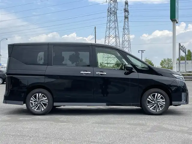 日産 セレナ ハイウェイスター V 道央・札幌 2023(令5)年 0.1万km ダイヤモンドブラック ４WD/純正ディーラーOPナビ/AM/FM/BT/フルセグ/プロパイロット/エマージェンシーブレーキ/横滑り防止装置/レーダークルーズコントロール/レーンキープアシスト/クリアランスソナー/ハンドル支援/アラウンドビューモニター/ビルトインETC2.0/デジタルインナーミラー/アイドリングストップ/ECOMODE/両側パワースライドドア/前席/2列目シートヒーター/防水シート/革巻きステアリング/ステアリングリモコン/パドルシフト/ハンドルヒーター/置くだけ充電/電動パーキング/オートブレーキホールド/スマートキー/LEDヘッドライト/オートライト/オートハイビーム/フォグランプ/電動格納ミラー/ウィンカーミラー/純正フロアマット