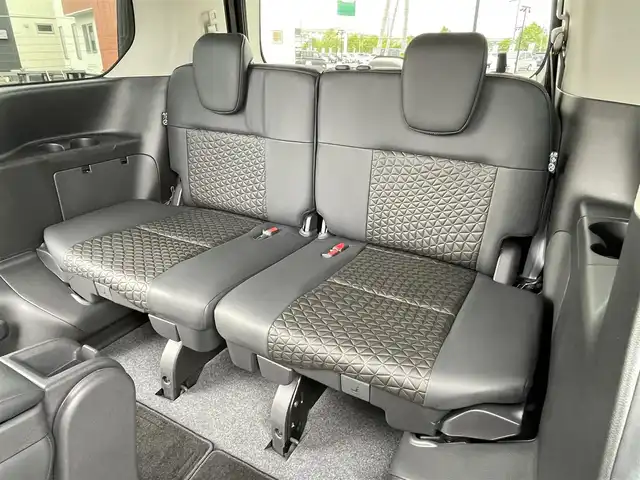 日産 セレナ ハイウェイスター V 道央・札幌 2023(令5)年 0.1万km ダイヤモンドブラック ４WD/純正ディーラーOPナビ/AM/FM/BT/フルセグ/プロパイロット/エマージェンシーブレーキ/横滑り防止装置/レーダークルーズコントロール/レーンキープアシスト/クリアランスソナー/ハンドル支援/アラウンドビューモニター/ビルトインETC2.0/デジタルインナーミラー/アイドリングストップ/ECOMODE/両側パワースライドドア/前席/2列目シートヒーター/防水シート/革巻きステアリング/ステアリングリモコン/パドルシフト/ハンドルヒーター/置くだけ充電/電動パーキング/オートブレーキホールド/スマートキー/LEDヘッドライト/オートライト/オートハイビーム/フォグランプ/電動格納ミラー/ウィンカーミラー/純正フロアマット