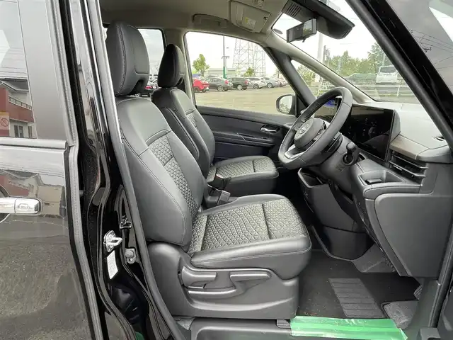 日産 セレナ ハイウェイスター V 道央・札幌 2023(令5)年 0.1万km ダイヤモンドブラック ４WD/純正ディーラーOPナビ/AM/FM/BT/フルセグ/プロパイロット/エマージェンシーブレーキ/横滑り防止装置/レーダークルーズコントロール/レーンキープアシスト/クリアランスソナー/ハンドル支援/アラウンドビューモニター/ビルトインETC2.0/デジタルインナーミラー/アイドリングストップ/ECOMODE/両側パワースライドドア/前席/2列目シートヒーター/防水シート/革巻きステアリング/ステアリングリモコン/パドルシフト/ハンドルヒーター/置くだけ充電/電動パーキング/オートブレーキホールド/スマートキー/LEDヘッドライト/オートライト/オートハイビーム/フォグランプ/電動格納ミラー/ウィンカーミラー/純正フロアマット