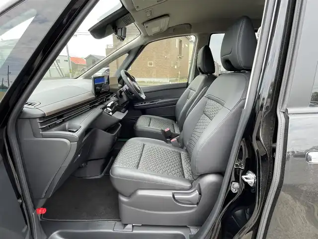 日産 セレナ ハイウェイスター V 道央・札幌 2023(令5)年 0.1万km ダイヤモンドブラック ４WD/純正ディーラーOPナビ/AM/FM/BT/フルセグ/プロパイロット/エマージェンシーブレーキ/横滑り防止装置/レーダークルーズコントロール/レーンキープアシスト/クリアランスソナー/ハンドル支援/アラウンドビューモニター/ビルトインETC2.0/デジタルインナーミラー/アイドリングストップ/ECOMODE/両側パワースライドドア/前席/2列目シートヒーター/防水シート/革巻きステアリング/ステアリングリモコン/パドルシフト/ハンドルヒーター/置くだけ充電/電動パーキング/オートブレーキホールド/スマートキー/LEDヘッドライト/オートライト/オートハイビーム/フォグランプ/電動格納ミラー/ウィンカーミラー/純正フロアマット