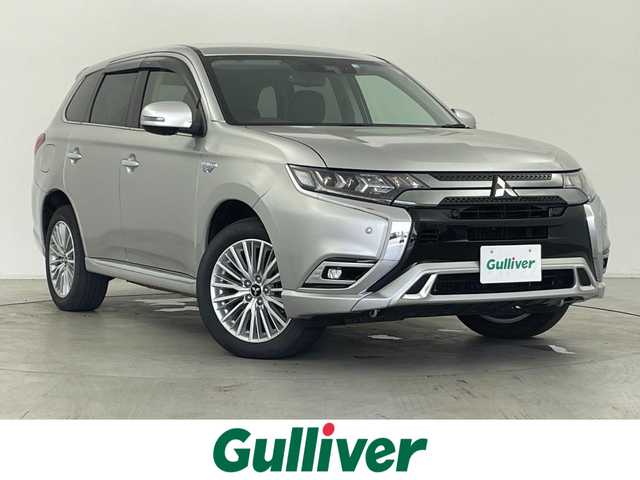 三菱 アウトランダー ＰＨＥＶ G 群馬県 2018(平30)年 1.9万km スターリングシルバーM 後側方車両検知警報システム/＝＝＝＝＝/7インチナビ/・AM/FM/CD/DVD/SD/Bluetooth/フルセグTV/マルチアラウンドモニター(バードアイビュー機能付)/e-Assist/・衝突被害軽減ブレーキシステム/・車線逸脱警報システム/・オートマチックハイビーム/・レーダークルーズコントロールシステム/パーキングセンサー/AC1500W/前席シートヒーター/ステアリングヒーター/ドライブレコーダー/電動パーキングブレーキ/オートブレーキホールド/プッシュスタート/スマートキー