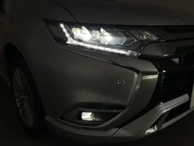 三菱 アウトランダー ＰＨＥＶ G 群馬県 2018(平30)年 1.9万km スターリングシルバーM 後側方車両検知警報システム/＝＝＝＝＝/7インチナビ/・AM/FM/CD/DVD/SD/Bluetooth/フルセグTV/マルチアラウンドモニター(バードアイビュー機能付)/e-Assist/・衝突被害軽減ブレーキシステム/・車線逸脱警報システム/・オートマチックハイビーム/・レーダークルーズコントロールシステム/パーキングセンサー/AC1500W/前席シートヒーター/ステアリングヒーター/ドライブレコーダー/電動パーキングブレーキ/オートブレーキホールド/プッシュスタート/スマートキー