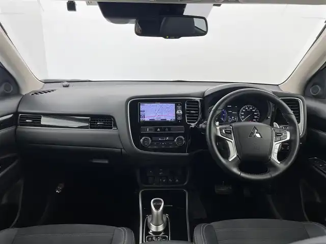 三菱 アウトランダー ＰＨＥＶ G 群馬県 2018(平30)年 1.9万km スターリングシルバーM 後側方車両検知警報システム/＝＝＝＝＝/7インチナビ/・AM/FM/CD/DVD/SD/Bluetooth/フルセグTV/マルチアラウンドモニター(バードアイビュー機能付)/e-Assist/・衝突被害軽減ブレーキシステム/・車線逸脱警報システム/・オートマチックハイビーム/・レーダークルーズコントロールシステム/パーキングセンサー/AC1500W/前席シートヒーター/ステアリングヒーター/ドライブレコーダー/電動パーキングブレーキ/オートブレーキホールド/プッシュスタート/スマートキー