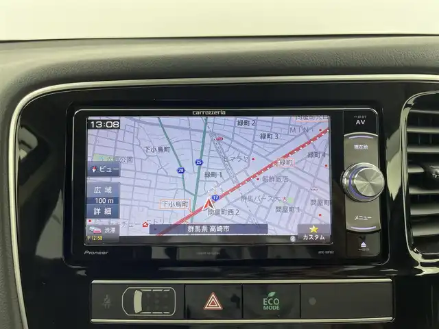 三菱 アウトランダー ＰＨＥＶ G 群馬県 2018(平30)年 1.9万km スターリングシルバーM 後側方車両検知警報システム/＝＝＝＝＝/7インチナビ/・AM/FM/CD/DVD/SD/Bluetooth/フルセグTV/マルチアラウンドモニター(バードアイビュー機能付)/e-Assist/・衝突被害軽減ブレーキシステム/・車線逸脱警報システム/・オートマチックハイビーム/・レーダークルーズコントロールシステム/パーキングセンサー/AC1500W/前席シートヒーター/ステアリングヒーター/ドライブレコーダー/電動パーキングブレーキ/オートブレーキホールド/プッシュスタート/スマートキー
