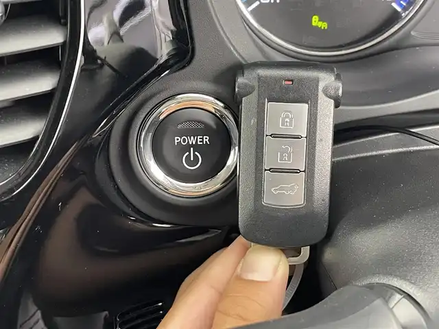 三菱 アウトランダー ＰＨＥＶ G 群馬県 2018(平30)年 1.9万km スターリングシルバーM 後側方車両検知警報システム/＝＝＝＝＝/7インチナビ/・AM/FM/CD/DVD/SD/Bluetooth/フルセグTV/マルチアラウンドモニター(バードアイビュー機能付)/e-Assist/・衝突被害軽減ブレーキシステム/・車線逸脱警報システム/・オートマチックハイビーム/・レーダークルーズコントロールシステム/パーキングセンサー/AC1500W/前席シートヒーター/ステアリングヒーター/ドライブレコーダー/電動パーキングブレーキ/オートブレーキホールド/プッシュスタート/スマートキー