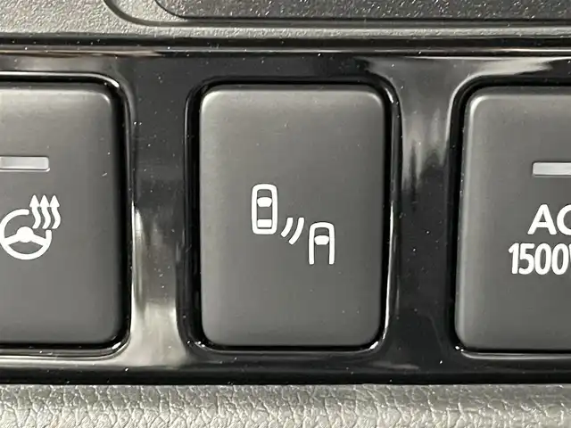 三菱 アウトランダー ＰＨＥＶ G 群馬県 2018(平30)年 1.9万km スターリングシルバーM 後側方車両検知警報システム/＝＝＝＝＝/7インチナビ/・AM/FM/CD/DVD/SD/Bluetooth/フルセグTV/マルチアラウンドモニター(バードアイビュー機能付)/e-Assist/・衝突被害軽減ブレーキシステム/・車線逸脱警報システム/・オートマチックハイビーム/・レーダークルーズコントロールシステム/パーキングセンサー/AC1500W/前席シートヒーター/ステアリングヒーター/ドライブレコーダー/電動パーキングブレーキ/オートブレーキホールド/プッシュスタート/スマートキー