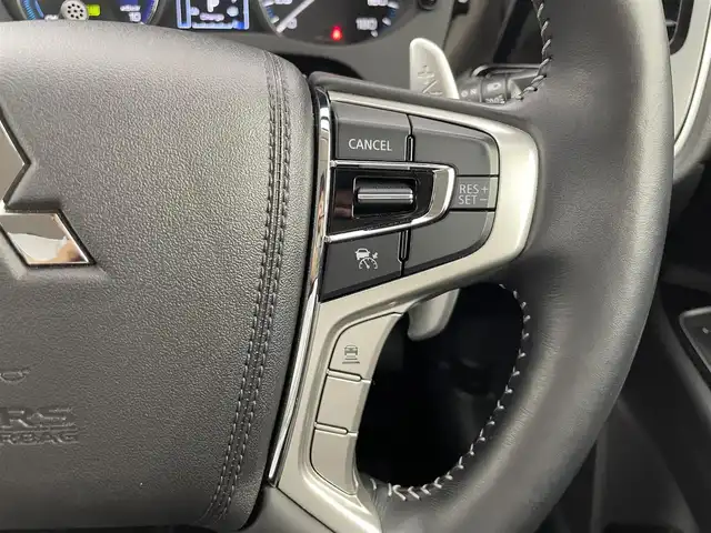 三菱 アウトランダー ＰＨＥＶ G 群馬県 2018(平30)年 1.9万km スターリングシルバーM 後側方車両検知警報システム/＝＝＝＝＝/7インチナビ/・AM/FM/CD/DVD/SD/Bluetooth/フルセグTV/マルチアラウンドモニター(バードアイビュー機能付)/e-Assist/・衝突被害軽減ブレーキシステム/・車線逸脱警報システム/・オートマチックハイビーム/・レーダークルーズコントロールシステム/パーキングセンサー/AC1500W/前席シートヒーター/ステアリングヒーター/ドライブレコーダー/電動パーキングブレーキ/オートブレーキホールド/プッシュスタート/スマートキー