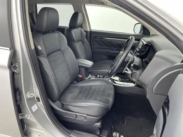 三菱 アウトランダー ＰＨＥＶ G 群馬県 2018(平30)年 1.9万km スターリングシルバーM 後側方車両検知警報システム/＝＝＝＝＝/7インチナビ/・AM/FM/CD/DVD/SD/Bluetooth/フルセグTV/マルチアラウンドモニター(バードアイビュー機能付)/e-Assist/・衝突被害軽減ブレーキシステム/・車線逸脱警報システム/・オートマチックハイビーム/・レーダークルーズコントロールシステム/パーキングセンサー/AC1500W/前席シートヒーター/ステアリングヒーター/ドライブレコーダー/電動パーキングブレーキ/オートブレーキホールド/プッシュスタート/スマートキー