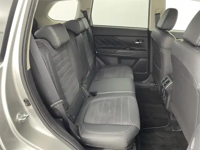 三菱 アウトランダー ＰＨＥＶ G 群馬県 2018(平30)年 1.9万km スターリングシルバーM 後側方車両検知警報システム/＝＝＝＝＝/7インチナビ/・AM/FM/CD/DVD/SD/Bluetooth/フルセグTV/マルチアラウンドモニター(バードアイビュー機能付)/e-Assist/・衝突被害軽減ブレーキシステム/・車線逸脱警報システム/・オートマチックハイビーム/・レーダークルーズコントロールシステム/パーキングセンサー/AC1500W/前席シートヒーター/ステアリングヒーター/ドライブレコーダー/電動パーキングブレーキ/オートブレーキホールド/プッシュスタート/スマートキー