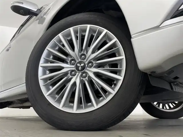 三菱 アウトランダー ＰＨＥＶ G 群馬県 2018(平30)年 1.9万km スターリングシルバーM 後側方車両検知警報システム/＝＝＝＝＝/7インチナビ/・AM/FM/CD/DVD/SD/Bluetooth/フルセグTV/マルチアラウンドモニター(バードアイビュー機能付)/e-Assist/・衝突被害軽減ブレーキシステム/・車線逸脱警報システム/・オートマチックハイビーム/・レーダークルーズコントロールシステム/パーキングセンサー/AC1500W/前席シートヒーター/ステアリングヒーター/ドライブレコーダー/電動パーキングブレーキ/オートブレーキホールド/プッシュスタート/スマートキー