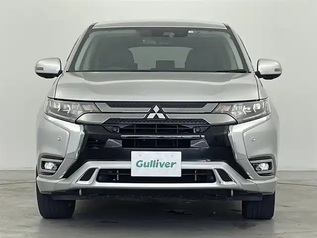 三菱 アウトランダー ＰＨＥＶ G 群馬県 2018(平30)年 1.9万km スターリングシルバーM 後側方車両検知警報システム/＝＝＝＝＝/7インチナビ/・AM/FM/CD/DVD/SD/Bluetooth/フルセグTV/マルチアラウンドモニター(バードアイビュー機能付)/e-Assist/・衝突被害軽減ブレーキシステム/・車線逸脱警報システム/・オートマチックハイビーム/・レーダークルーズコントロールシステム/パーキングセンサー/AC1500W/前席シートヒーター/ステアリングヒーター/ドライブレコーダー/電動パーキングブレーキ/オートブレーキホールド/プッシュスタート/スマートキー