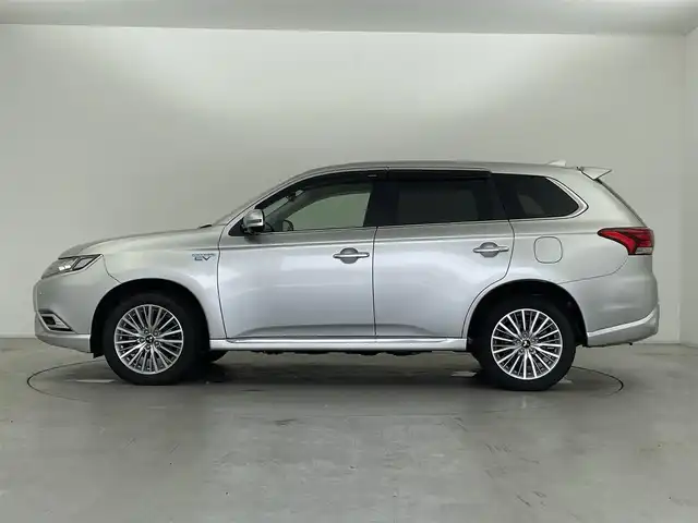 三菱 アウトランダー ＰＨＥＶ G 群馬県 2018(平30)年 1.9万km スターリングシルバーM 後側方車両検知警報システム/＝＝＝＝＝/7インチナビ/・AM/FM/CD/DVD/SD/Bluetooth/フルセグTV/マルチアラウンドモニター(バードアイビュー機能付)/e-Assist/・衝突被害軽減ブレーキシステム/・車線逸脱警報システム/・オートマチックハイビーム/・レーダークルーズコントロールシステム/パーキングセンサー/AC1500W/前席シートヒーター/ステアリングヒーター/ドライブレコーダー/電動パーキングブレーキ/オートブレーキホールド/プッシュスタート/スマートキー