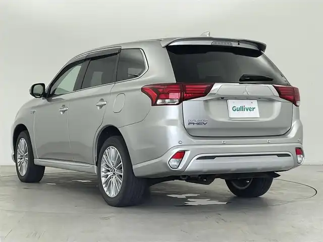 三菱 アウトランダー ＰＨＥＶ G 群馬県 2018(平30)年 1.9万km スターリングシルバーM 後側方車両検知警報システム/＝＝＝＝＝/7インチナビ/・AM/FM/CD/DVD/SD/Bluetooth/フルセグTV/マルチアラウンドモニター(バードアイビュー機能付)/e-Assist/・衝突被害軽減ブレーキシステム/・車線逸脱警報システム/・オートマチックハイビーム/・レーダークルーズコントロールシステム/パーキングセンサー/AC1500W/前席シートヒーター/ステアリングヒーター/ドライブレコーダー/電動パーキングブレーキ/オートブレーキホールド/プッシュスタート/スマートキー