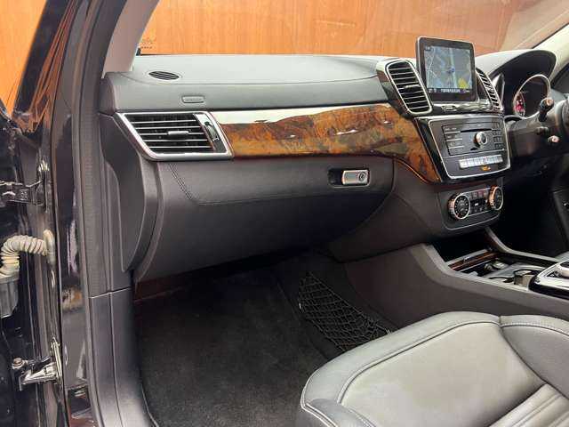 メルセデス・ベンツ ＧＬＳ３５０ｄ 4マチックスポーツ 千葉県 2016(平28)年 5.5万km オブシディアンブラック パノラマＳＲ　/黒革　/ｈａｒｍａｎｋａｒｄｏｎサウンド　/ＡＣＣ　/ナビ　/ＴＶ　/Ｂｌｕｅｔｏｏｔｈ接続　/３６０°パーキングアシスト　/シートＨ　/電動リアゲート　/アンビエントライト　/衝突軽減Ｂ　/ＢＳＭ　/ＬＫＡ