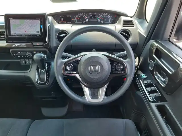 ホンダ Ｎ ＢＯＸ カスタム G L ホンダセンシング 東京都 2018(平30)年 3.2万km クリスタルブラックパール Honda SENSING/・衝突軽減ブレーキ/・誤発進抑制機能/・路外逸脱抑制機能/・アダプティブクルーズコントロール/・車線維持支援システム/・先行車発進お知らせ機能/・コーナーセンサー/プッシュスタート/純正ナビ(VXM-195VFi)/【CD/DVD/ipod/TV/FM/AM/SD/USB/BT/AUX】/バックカメラ/ビルトインETC/両側電動スライドドア/後席ロールサンシェード/LEDヘッドライト/オートライト/フォグランプ/ドアバイザー/14インチ純正アルミホイール/スマートキー