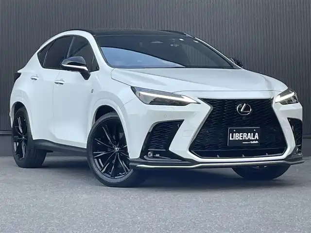 レクサス ＮＸ 350h Fスポーツ 香川県 2022(令4)年 2.6万km ホワイトノーヴァガラスフレーク レクサスセーフティ/レーンディパーチャー/ブラインドスポット/パーキングサポートブレーキ/クリアランスソナー/ワイヤレス充電/FRドライブレコーダー/ACC/ブラックレッドレザーシート/シートヒーター/シートエアコン/パワーシート/デジタルインナーミラー/ヘッドアップディスプレイ/スマートキー/パドルシフト/全方位カメラ/バックカメラ/純正ナビ/地デジ/パワーバックドア/パノラマサンルーフ