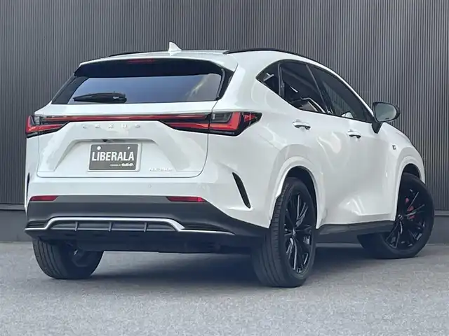 レクサス ＮＸ 350h Fスポーツ 香川県 2022(令4)年 2.6万km ホワイトノーヴァガラスフレーク レクサスセーフティ/レーンディパーチャー/ブラインドスポット/パーキングサポートブレーキ/クリアランスソナー/ワイヤレス充電/FRドライブレコーダー/ACC/ブラックレッドレザーシート/シートヒーター/シートエアコン/パワーシート/デジタルインナーミラー/ヘッドアップディスプレイ/スマートキー/パドルシフト/全方位カメラ/バックカメラ/純正ナビ/地デジ/パワーバックドア/パノラマサンルーフ