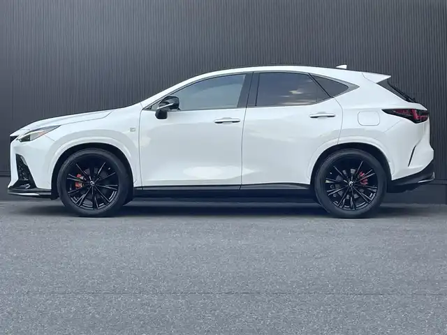 レクサス ＮＸ 350h Fスポーツ 香川県 2022(令4)年 2.6万km ホワイトノーヴァガラスフレーク レクサスセーフティ/レーンディパーチャー/ブラインドスポット/パーキングサポートブレーキ/クリアランスソナー/ワイヤレス充電/FRドライブレコーダー/ACC/ブラックレッドレザーシート/シートヒーター/シートエアコン/パワーシート/デジタルインナーミラー/ヘッドアップディスプレイ/スマートキー/パドルシフト/全方位カメラ/バックカメラ/純正ナビ/地デジ/パワーバックドア/パノラマサンルーフ