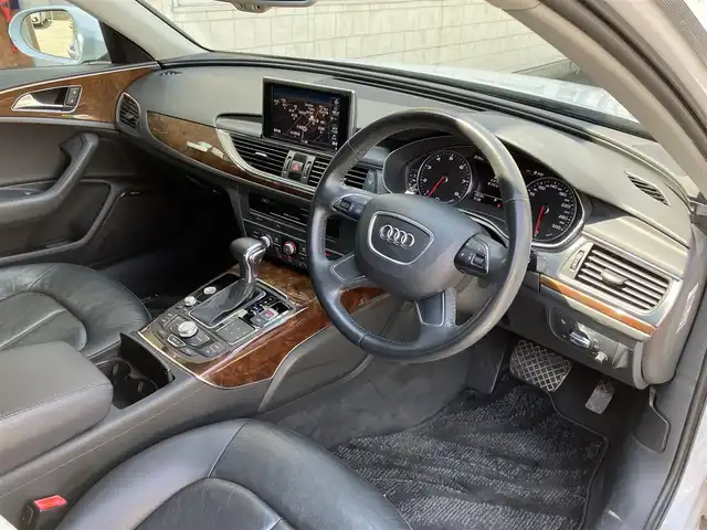 アウディ Ａ６ 2．8 FSI クワトロ 三重県 2012(平24)年 9.5万km グレイシアホワイトメタリック ♪4WD/♪車検 令和9年10月12日迄/黒革シート/前席パワーシート (D席メモリ付)/前席シートヒーター/スマートキー×2/プッシュスタート/パーキングエイド/オートブレーキホールド/BOSEサウンド/純正ナビ/・CD・SD・DTV/・DVD再生/・Bluetoothオーディオ/・バックカメラ/アイドリングストップ/20インチAW/LEDヘッドライト/リアフォグライト/オートライト/ウィンカーミラー/オートリトラクタブルミラー/革巻ステアリング/ステアリングスイッチ/クルーズコントロール/ウッドパネル/スモークフィルム/フロアマット/ETC/サイド/カーテンエアバック