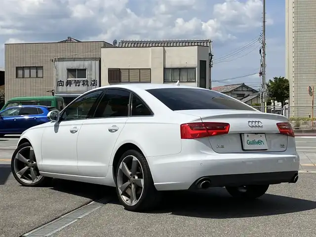 アウディ Ａ６ 2．8 FSI クワトロ 三重県 2012(平24)年 9.5万km グレイシアホワイトメタリック ♪4WD/♪車検 令和9年10月12日迄/黒革シート/前席パワーシート (D席メモリ付)/前席シートヒーター/スマートキー×2/プッシュスタート/パーキングエイド/オートブレーキホールド/BOSEサウンド/純正ナビ/・CD・SD・DTV/・DVD再生/・Bluetoothオーディオ/・バックカメラ/アイドリングストップ/20インチAW/LEDヘッドライト/リアフォグライト/オートライト/ウィンカーミラー/オートリトラクタブルミラー/革巻ステアリング/ステアリングスイッチ/クルーズコントロール/ウッドパネル/スモークフィルム/フロアマット/ETC/サイド/カーテンエアバック