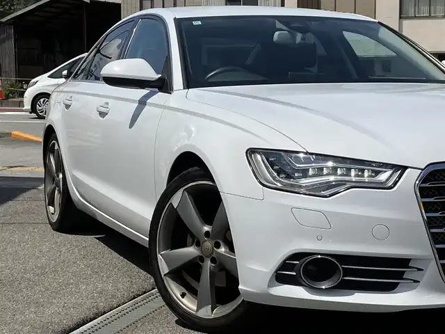 アウディ Ａ６ 2．8 FSI クワトロ 三重県 2012(平24)年 9.5万km グレイシアホワイトメタリック ♪4WD/♪車検 令和9年10月12日迄/黒革シート/前席パワーシート (D席メモリ付)/前席シートヒーター/スマートキー×2/プッシュスタート/パーキングエイド/オートブレーキホールド/BOSEサウンド/純正ナビ/・CD・SD・DTV/・DVD再生/・Bluetoothオーディオ/・バックカメラ/アイドリングストップ/20インチAW/LEDヘッドライト/リアフォグライト/オートライト/ウィンカーミラー/オートリトラクタブルミラー/革巻ステアリング/ステアリングスイッチ/クルーズコントロール/ウッドパネル/スモークフィルム/フロアマット/ETC/サイド/カーテンエアバック