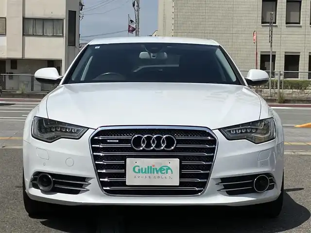 アウディ Ａ６ 2．8 FSI クワトロ 三重県 2012(平24)年 9.5万km グレイシアホワイトメタリック ♪4WD/♪車検 令和9年10月12日迄/黒革シート/前席パワーシート (D席メモリ付)/前席シートヒーター/スマートキー×2/プッシュスタート/パーキングエイド/オートブレーキホールド/BOSEサウンド/純正ナビ/・CD・SD・DTV/・DVD再生/・Bluetoothオーディオ/・バックカメラ/アイドリングストップ/20インチAW/LEDヘッドライト/リアフォグライト/オートライト/ウィンカーミラー/オートリトラクタブルミラー/革巻ステアリング/ステアリングスイッチ/クルーズコントロール/ウッドパネル/スモークフィルム/フロアマット/ETC/サイド/カーテンエアバック