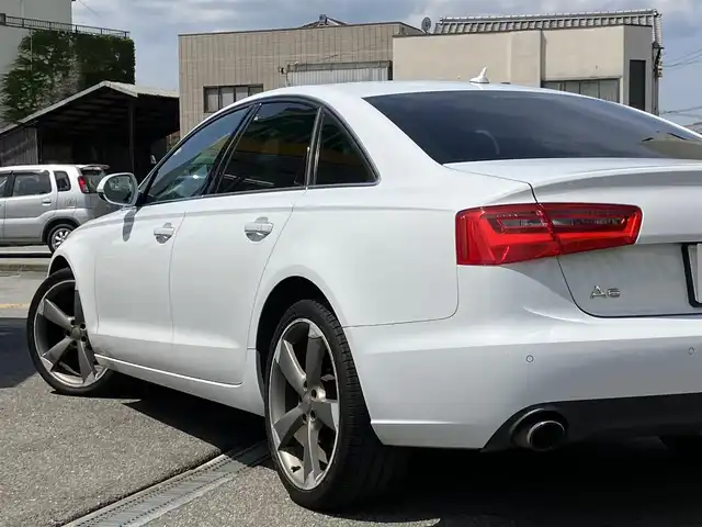 アウディ Ａ６ 2．8 FSI クワトロ 三重県 2012(平24)年 9.5万km グレイシアホワイトメタリック ♪4WD/♪車検 令和9年10月12日迄/黒革シート/前席パワーシート (D席メモリ付)/前席シートヒーター/スマートキー×2/プッシュスタート/パーキングエイド/オートブレーキホールド/BOSEサウンド/純正ナビ/・CD・SD・DTV/・DVD再生/・Bluetoothオーディオ/・バックカメラ/アイドリングストップ/20インチAW/LEDヘッドライト/リアフォグライト/オートライト/ウィンカーミラー/オートリトラクタブルミラー/革巻ステアリング/ステアリングスイッチ/クルーズコントロール/ウッドパネル/スモークフィルム/フロアマット/ETC/サイド/カーテンエアバック