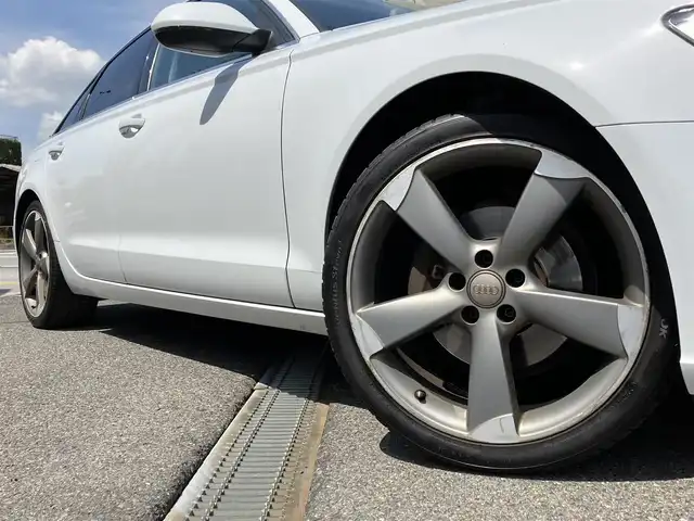 アウディ Ａ６ 2．8 FSI クワトロ 三重県 2012(平24)年 9.5万km グレイシアホワイトメタリック ♪4WD/♪車検 令和9年10月12日迄/黒革シート/前席パワーシート (D席メモリ付)/前席シートヒーター/スマートキー×2/プッシュスタート/パーキングエイド/オートブレーキホールド/BOSEサウンド/純正ナビ/・CD・SD・DTV/・DVD再生/・Bluetoothオーディオ/・バックカメラ/アイドリングストップ/20インチAW/LEDヘッドライト/リアフォグライト/オートライト/ウィンカーミラー/オートリトラクタブルミラー/革巻ステアリング/ステアリングスイッチ/クルーズコントロール/ウッドパネル/スモークフィルム/フロアマット/ETC/サイド/カーテンエアバック