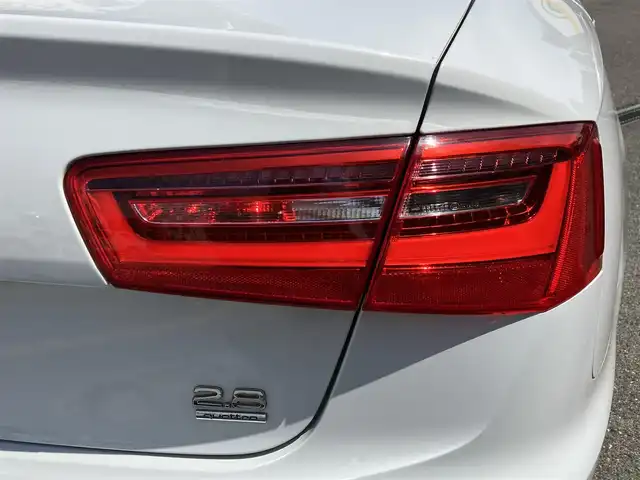 アウディ Ａ６ 2．8 FSI クワトロ 三重県 2012(平24)年 9.5万km グレイシアホワイトメタリック ♪4WD/♪車検 令和9年10月12日迄/黒革シート/前席パワーシート (D席メモリ付)/前席シートヒーター/スマートキー×2/プッシュスタート/パーキングエイド/オートブレーキホールド/BOSEサウンド/純正ナビ/・CD・SD・DTV/・DVD再生/・Bluetoothオーディオ/・バックカメラ/アイドリングストップ/20インチAW/LEDヘッドライト/リアフォグライト/オートライト/ウィンカーミラー/オートリトラクタブルミラー/革巻ステアリング/ステアリングスイッチ/クルーズコントロール/ウッドパネル/スモークフィルム/フロアマット/ETC/サイド/カーテンエアバック