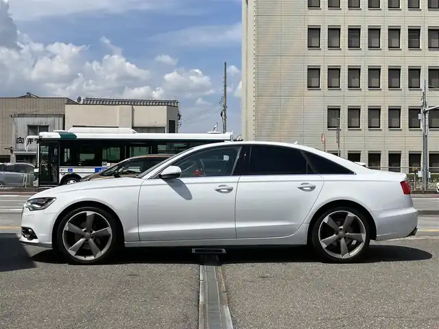 アウディ Ａ６ 2．8 FSI クワトロ 三重県 2012(平24)年 9.5万km グレイシアホワイトメタリック ♪4WD/♪車検 令和9年10月12日迄/黒革シート/前席パワーシート (D席メモリ付)/前席シートヒーター/スマートキー×2/プッシュスタート/パーキングエイド/オートブレーキホールド/BOSEサウンド/純正ナビ/・CD・SD・DTV/・DVD再生/・Bluetoothオーディオ/・バックカメラ/アイドリングストップ/20インチAW/LEDヘッドライト/リアフォグライト/オートライト/ウィンカーミラー/オートリトラクタブルミラー/革巻ステアリング/ステアリングスイッチ/クルーズコントロール/ウッドパネル/スモークフィルム/フロアマット/ETC/サイド/カーテンエアバック