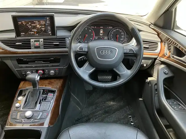 アウディ Ａ６ 2．8 FSI クワトロ 三重県 2012(平24)年 9.5万km グレイシアホワイトメタリック ♪4WD/♪車検 令和9年10月12日迄/黒革シート/前席パワーシート (D席メモリ付)/前席シートヒーター/スマートキー×2/プッシュスタート/パーキングエイド/オートブレーキホールド/BOSEサウンド/純正ナビ/・CD・SD・DTV/・DVD再生/・Bluetoothオーディオ/・バックカメラ/アイドリングストップ/20インチAW/LEDヘッドライト/リアフォグライト/オートライト/ウィンカーミラー/オートリトラクタブルミラー/革巻ステアリング/ステアリングスイッチ/クルーズコントロール/ウッドパネル/スモークフィルム/フロアマット/ETC/サイド/カーテンエアバック
