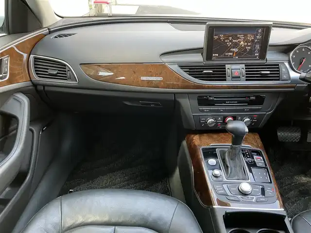 アウディ Ａ６ 2．8 FSI クワトロ 三重県 2012(平24)年 9.5万km グレイシアホワイトメタリック ♪4WD/♪車検 令和9年10月12日迄/黒革シート/前席パワーシート (D席メモリ付)/前席シートヒーター/スマートキー×2/プッシュスタート/パーキングエイド/オートブレーキホールド/BOSEサウンド/純正ナビ/・CD・SD・DTV/・DVD再生/・Bluetoothオーディオ/・バックカメラ/アイドリングストップ/20インチAW/LEDヘッドライト/リアフォグライト/オートライト/ウィンカーミラー/オートリトラクタブルミラー/革巻ステアリング/ステアリングスイッチ/クルーズコントロール/ウッドパネル/スモークフィルム/フロアマット/ETC/サイド/カーテンエアバック