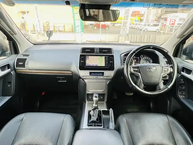 トヨタ ランドクルーザー プラド TX Lパッケージ 大分県 2018(平30)年 6.5万km ブラック 純正19インチAW【MOP】/（切削光輝＋ダークグレーメタリック塗装）/純正ナビ(NSZT-W68T)/【フルセグTV/Bluetooth/DVD/CD/SD】/Toyota Safety Sense/・プリクラッシュセーフティ/・レーンディパーチャーアラート/・オートマチックハイビーム/・レーダークルーズコントロール/ヘッドライトウォッシャー/DN席シートベンチレーション/DN席快適温熱シート/DN席パワーシート/合成皮革シート/本革巻きシフトノブ＆パーキングブレーキレバー/バックカメラ/ETC/電動格納ミラー/ウィンカーミラー/プッシュスタート /スマートキー2本/保証書/取扱説明書