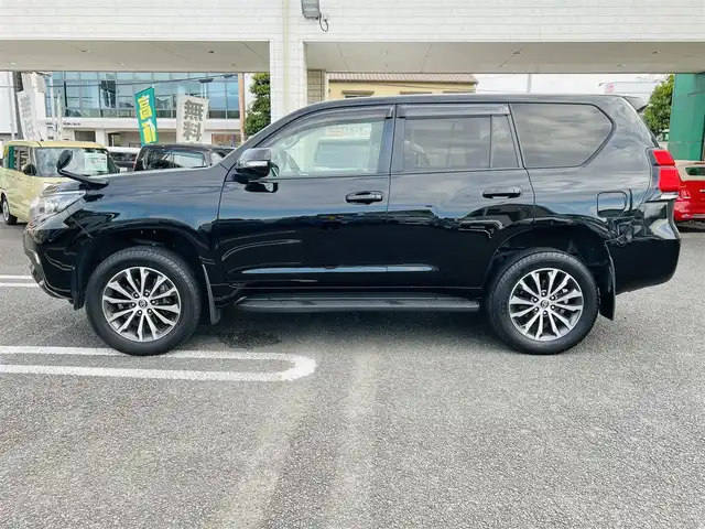 トヨタ ランドクルーザー プラド TX Lパッケージ 大分県 2018(平30)年 6.5万km ブラック 純正19インチAW【MOP】/（切削光輝＋ダークグレーメタリック塗装）/純正ナビ(NSZT-W68T)/【フルセグTV/Bluetooth/DVD/CD/SD】/Toyota Safety Sense/・プリクラッシュセーフティ/・レーンディパーチャーアラート/・オートマチックハイビーム/・レーダークルーズコントロール/ヘッドライトウォッシャー/DN席シートベンチレーション/DN席快適温熱シート/DN席パワーシート/合成皮革シート/本革巻きシフトノブ＆パーキングブレーキレバー/バックカメラ/ETC/電動格納ミラー/ウィンカーミラー/プッシュスタート /スマートキー2本/保証書/取扱説明書