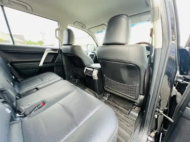 トヨタ ランドクルーザー プラド TX Lパッケージ 大分県 2018(平30)年 6.5万km ブラック 純正19インチAW【MOP】/（切削光輝＋ダークグレーメタリック塗装）/純正ナビ(NSZT-W68T)/【フルセグTV/Bluetooth/DVD/CD/SD】/Toyota Safety Sense/・プリクラッシュセーフティ/・レーンディパーチャーアラート/・オートマチックハイビーム/・レーダークルーズコントロール/ヘッドライトウォッシャー/DN席シートベンチレーション/DN席快適温熱シート/DN席パワーシート/合成皮革シート/本革巻きシフトノブ＆パーキングブレーキレバー/バックカメラ/ETC/電動格納ミラー/ウィンカーミラー/プッシュスタート /スマートキー2本/保証書/取扱説明書
