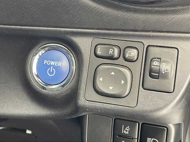 トヨタ アクア クロスオーバー 沖縄県 2018(平30)年 5.7万km ブラッキッシュアゲハガラスフレーク 純正９インチナビ　（NSZT-Y66T）/(フルセグTV　ＣＤ　ＤＶＤ　Ｂｌｕｅｔｏｏｔｈ)/バックカメラ/ＥＴＣ/トヨタセーフティセンス/プッシュスタート/スマートキー/ルーフレール/純正16インチアルミホイール/純正フロアマット/オートライト