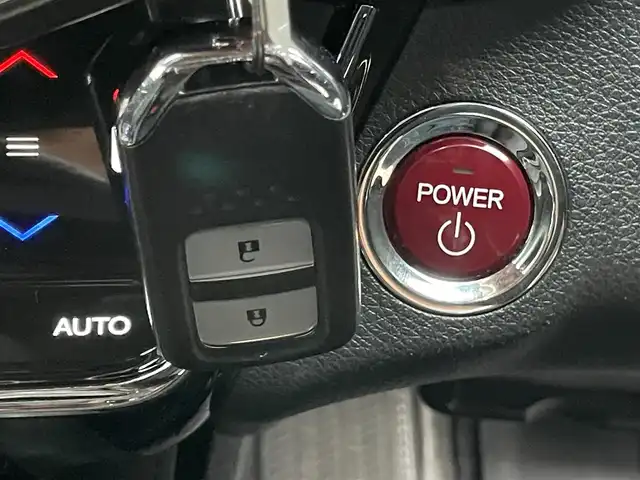 ホンダ ヴェゼル ハイブリッド Z 群馬県 2014(平26)年 7.6万km ホワイトオーキッドパール 純正SDナビ/　　ワンセグ/Bluetooth/    CD/DVD/ipod/SD/AUX/シティブレーキアクティブシステム/クルーズコントロール/バックモニター/ルーフレール/ハーフレザーシート/前席シートヒーター/オートLEDヘッドライト/フォグランプ/本革巻きステアリング/電動パーキングブレーキ/オートブレーキホールド/純正フロアマット/スマートキー2本/前方ドライブレコーダー/ETC